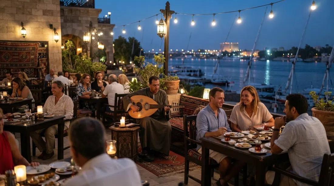El patio de El Tarboush dentro del Steigenberger Nile Palace, música de oud en vivo en las mesas de la cena bajo luces cálidas con el ambiente del Nilo justo más allá